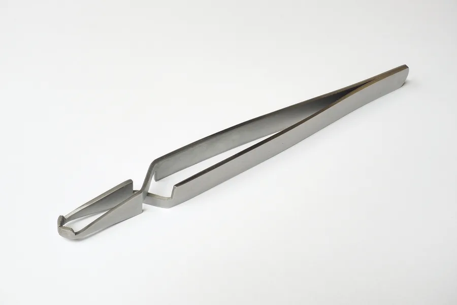 Fine-tipped tweezers for tick removal